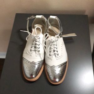 Wing tip shoes